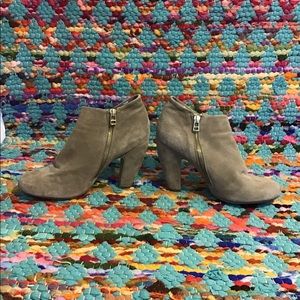 Taupe / Tan Penelope Steve Madden booties. Size 10